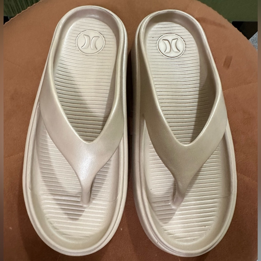 NWOT Hurley Womens Size 9 Pillow Flip Flops Beige Sandals Lightweight